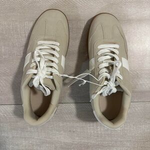 American Eagle Outfitters Men's Beige and White Lace-Up Sneakers
